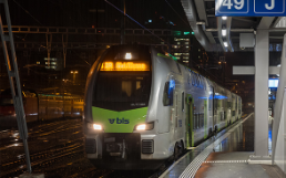 Un treno di tipo MUTZ della BLS nella stazione di Berna.